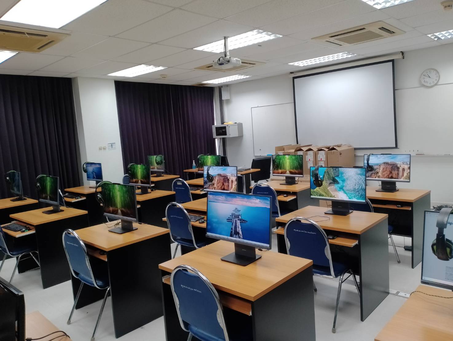 ติดตั้งคอมพิวเตอร์ All in One 15 เครื่อง คณะเศรษฐศาสตร์ ม.อ.
